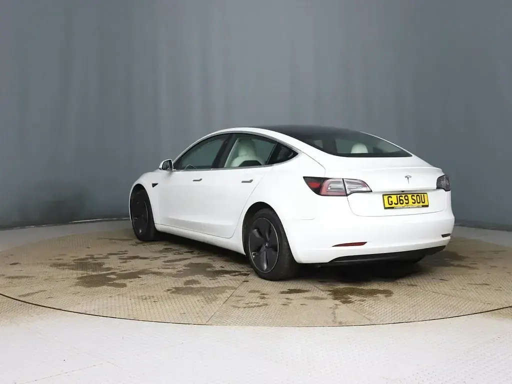 Używany Tesla Model 3 Standard Range 239 kW (325 KM) 2019 Biały Sedan/Limuzyna