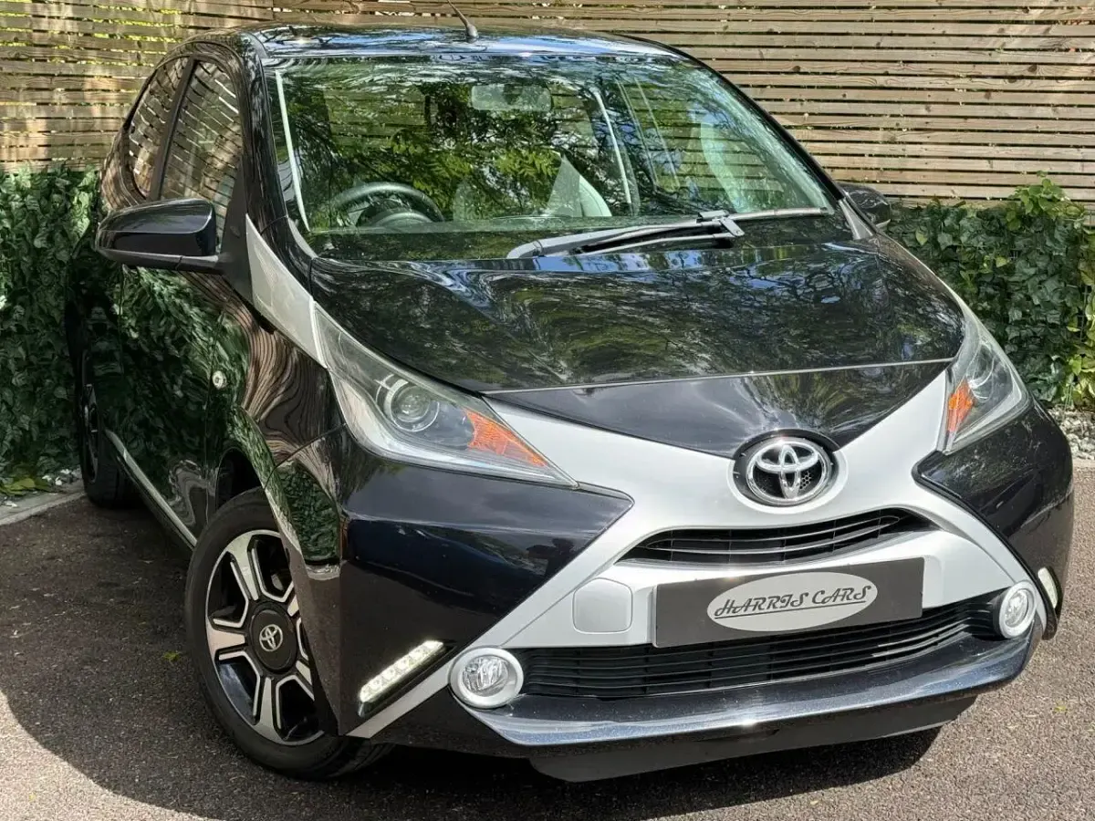 Used Toyota Aygo X-clusiv 69 HP (50 kW) 2015 Black Hatchback