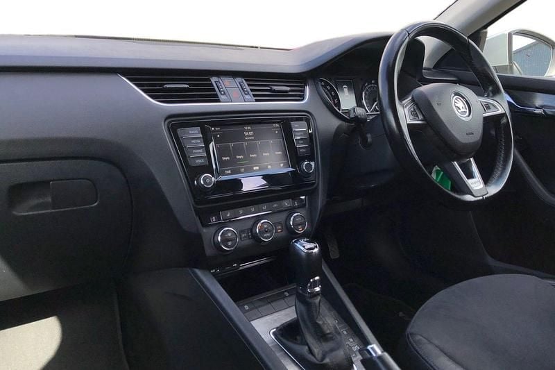 Used Skoda Octavia Scout 4x4 184 HP (135 kW) 2016 White Hatchback