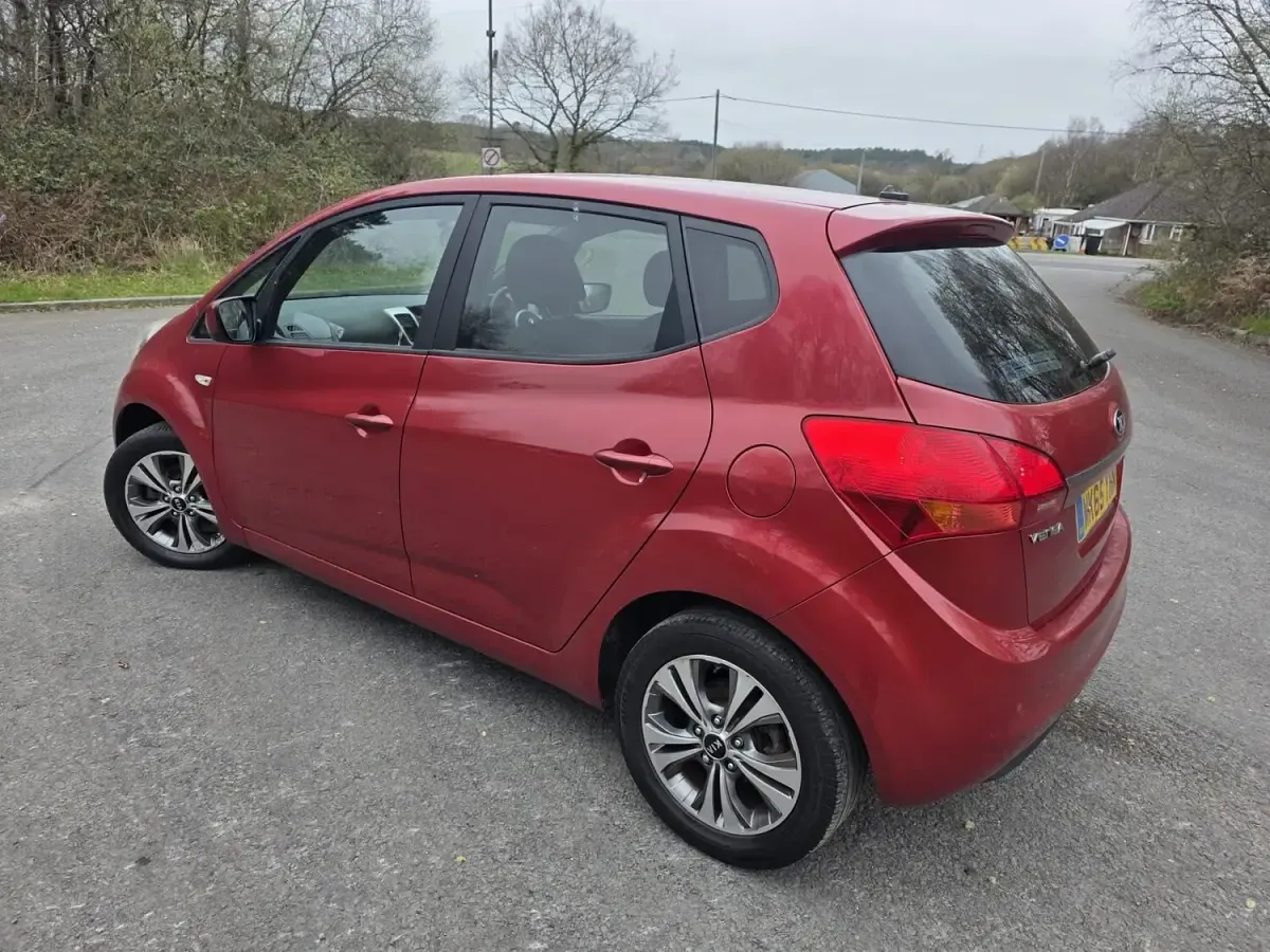 Used Kia Venga 90 HP (66 kW) 2016 Red Hatchback