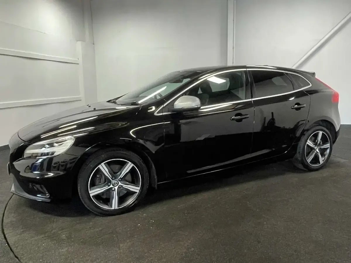 Begagnad Volvo V40 R-Design 152 HK (111 kW) 2019 Svart Halvkombi