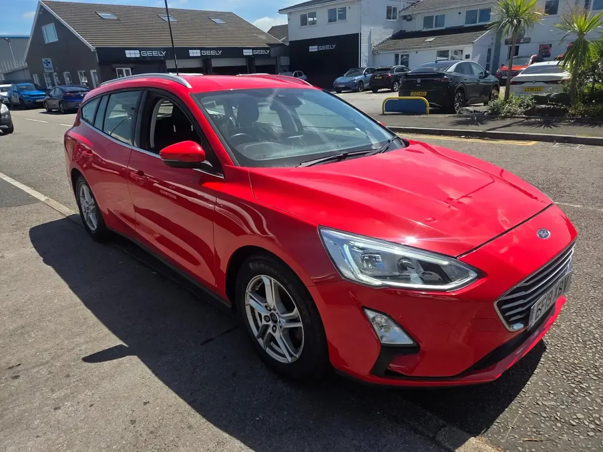 Used Ford Focus Zetec 120 HP (88 kW) 2019 Red Estate