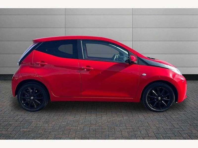 Used Toyota Aygo x-style 69 HP (50 kW) 2017 Red Hatchback