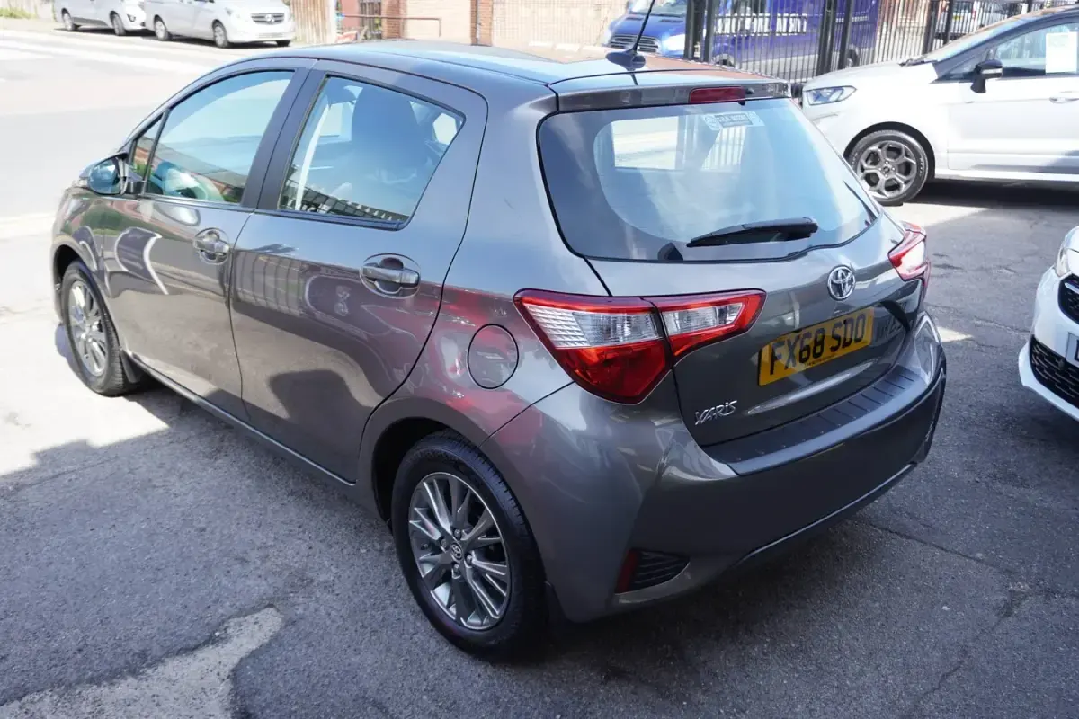 Używany Toyota Yaris 111 KM (81 kW) 2018 Brązowy Hatchback