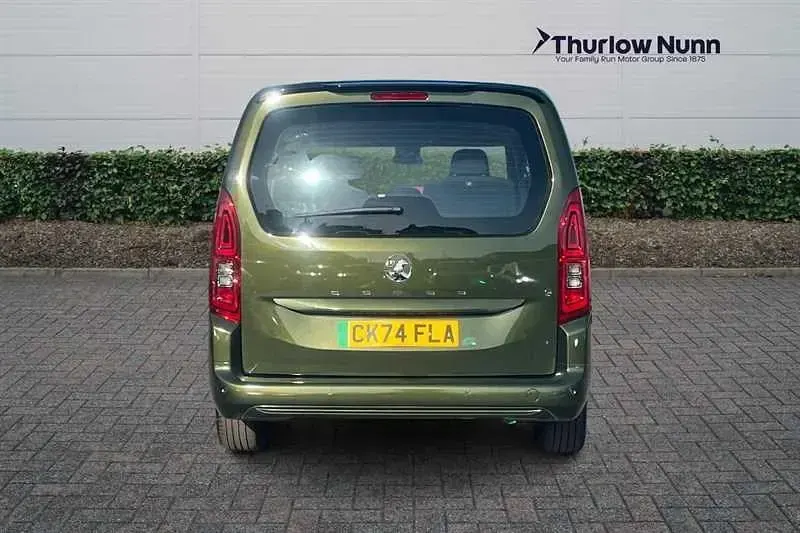 Używany Vauxhall Combo Design Edition 100 kW (136 KM) 2024 Zielony Minivan