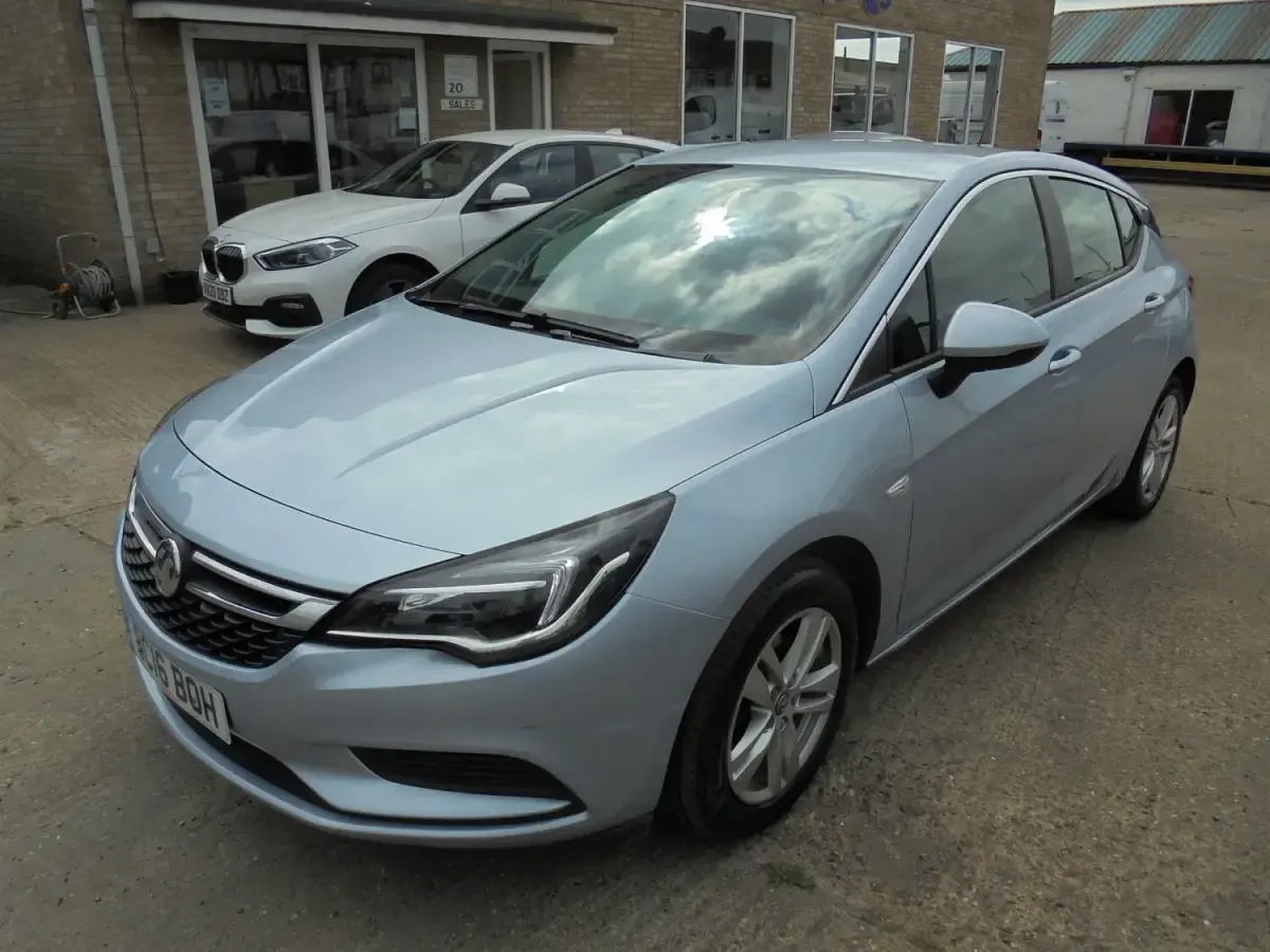 Used Vauxhall Astra Design Edition 150 HP (110 kW) 2016 Silver Hatchback