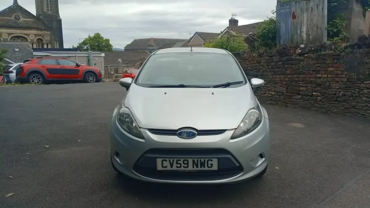 Używany Ford Fiesta 2010 Srebrny Hatchback