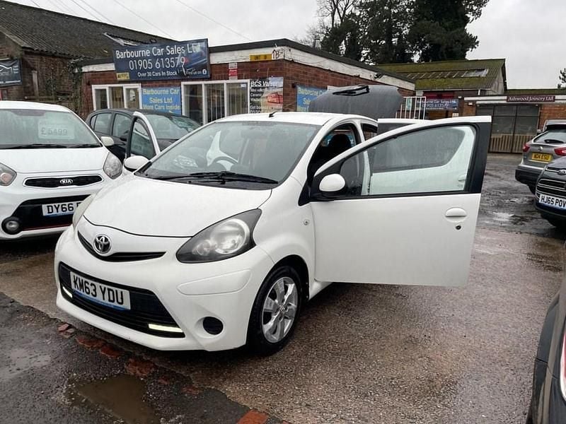 Used Toyota Aygo Style 68 HP (50 kW) 2013 White Hatchback