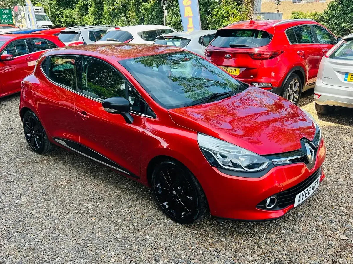 Used Renault Clio Dynamique 90 HP (66 kW) 2016 Red Hatchback