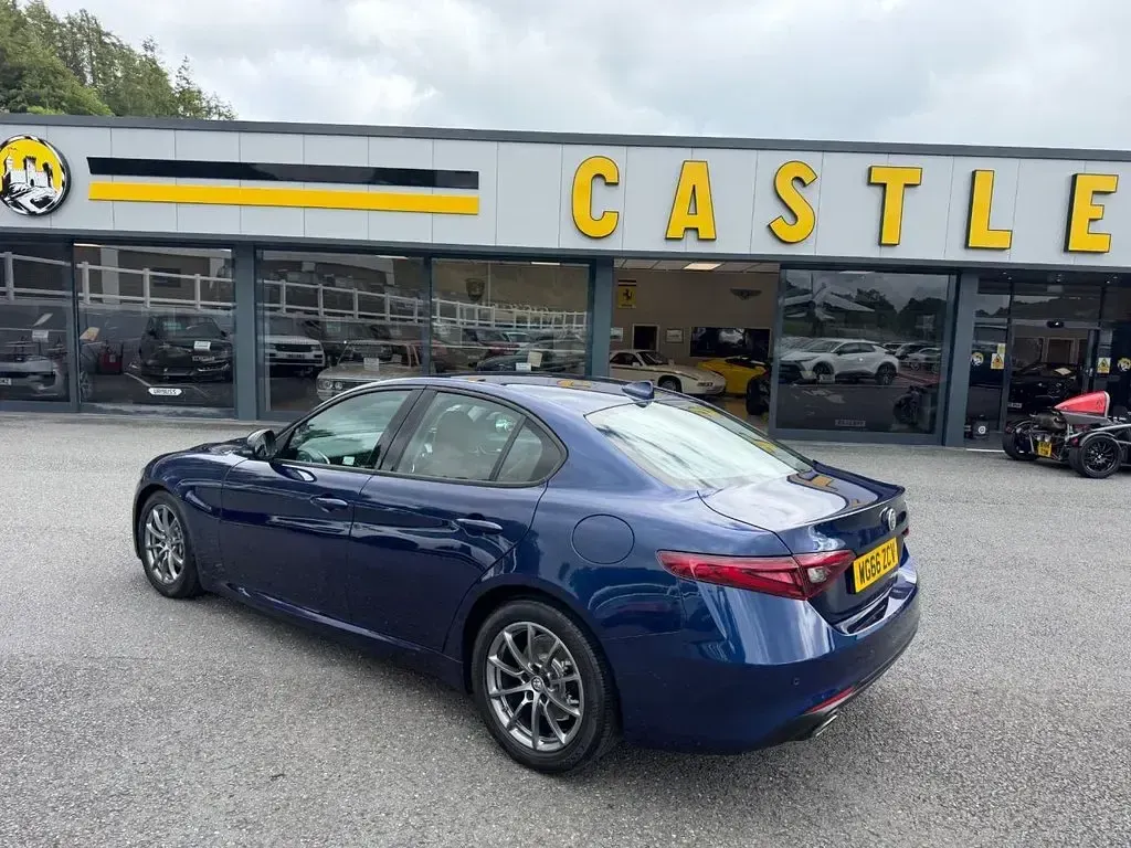Used Alfa Romeo Giulia Saloon Super 150 HP (110 kW) 2017 Blue Sedan