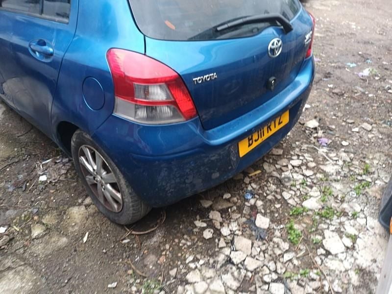 Used Toyota Yaris 69 HP (50 kW) 2011 Blue Hatchback