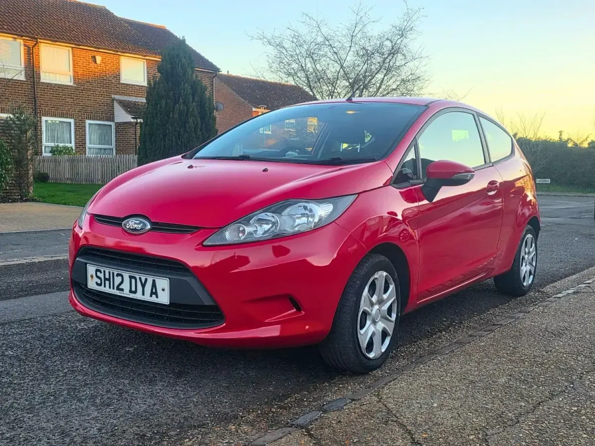 Usado Ford Fiesta 82 CV (60 kW) 2012 Rojo Utilitario