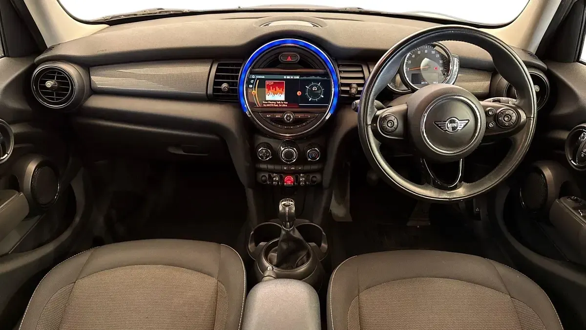 Gebraucht Mini Cooper Hatch 134 PS (98 kW) 2018 Grau Kleinwagen