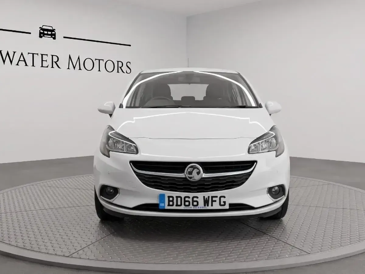 Used Vauxhall Corsa SRi 88 HP (64 kW) 2016 White Hatchback