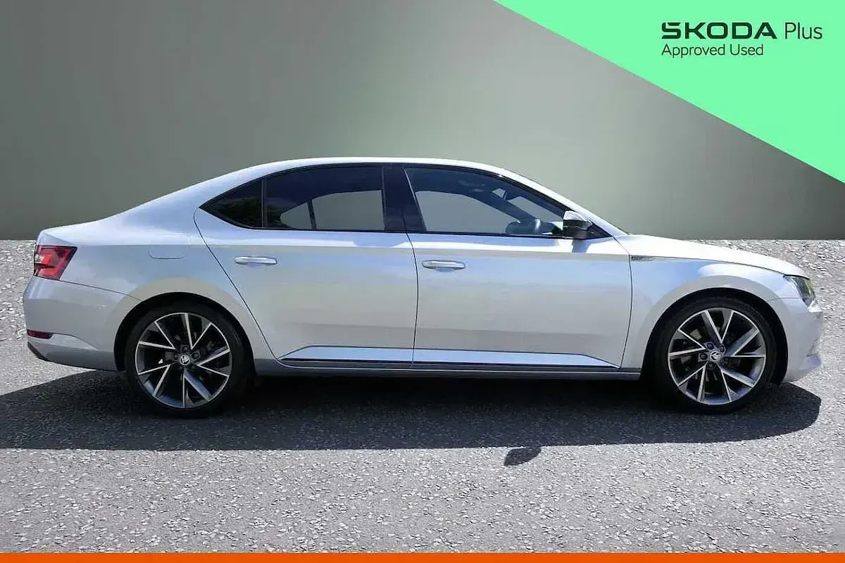 Used Skoda Superb 140 HP (102 kW) 2018 Brilliant silver metallic Hatchback