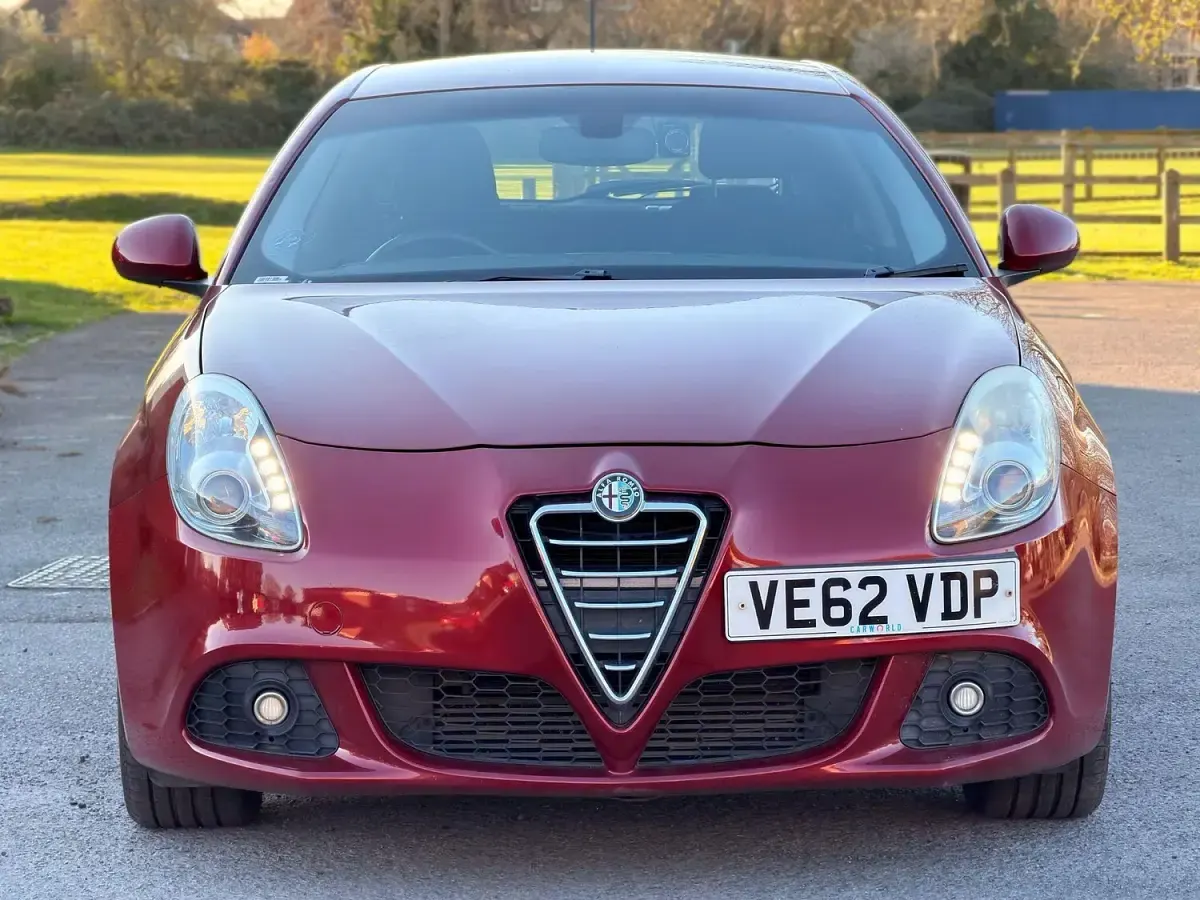 Begagnad Alfa Romeo Giulietta Lusso 170 HK (125 kW) 2013 Röd Halvkombi