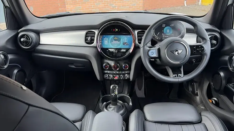 Używany Mini Cooper Exclusive 134 KM (98 kW) 2023 Biały Hatchback
