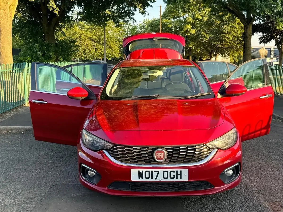 Used Fiat Tipo Lounge 120 HP (88 kW) 2017 Red Hatchback