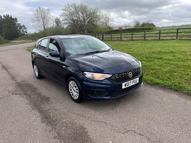 Begagnad Fiat Tipo Easy 2017 Blå Halvkombi