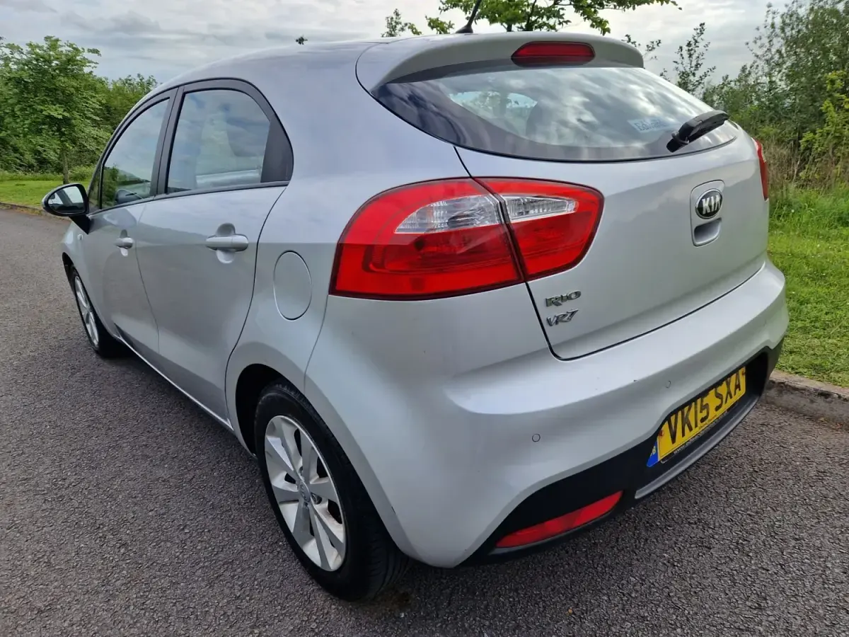 Begagnad Kia Rio 2015 Silver Halvkombi