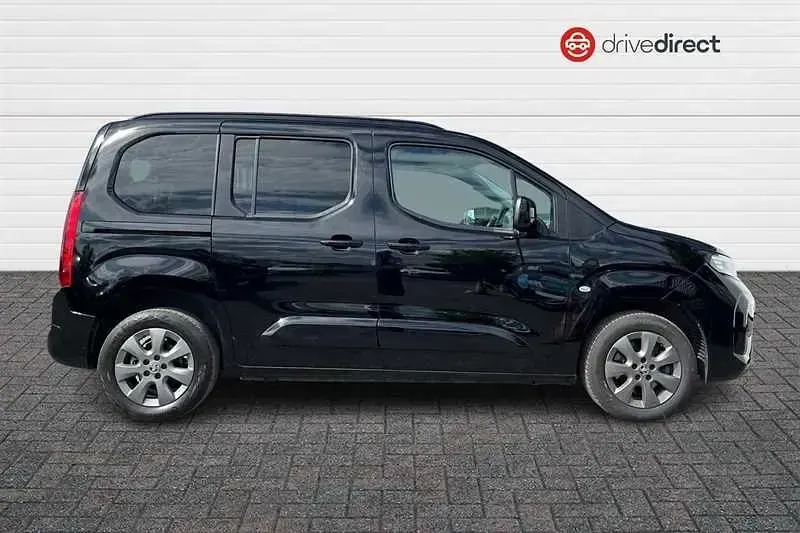 Usado Vauxhall Combo Ultimate 100 kW (136 HP) 2025 Preto Monovolume