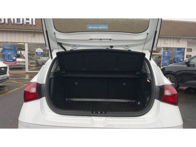 Used Hyundai i20 SE 100 HP (73 kW) 2021 White Hatchback