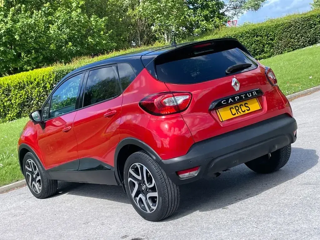 Used Renault Captur Dynamique 90 HP (66 kW) 2017 Red SUV