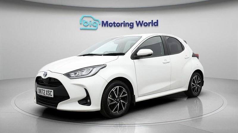 Used Toyota Yaris Hybrid Design 116 HP (85 kW) 2022 White Hatchback