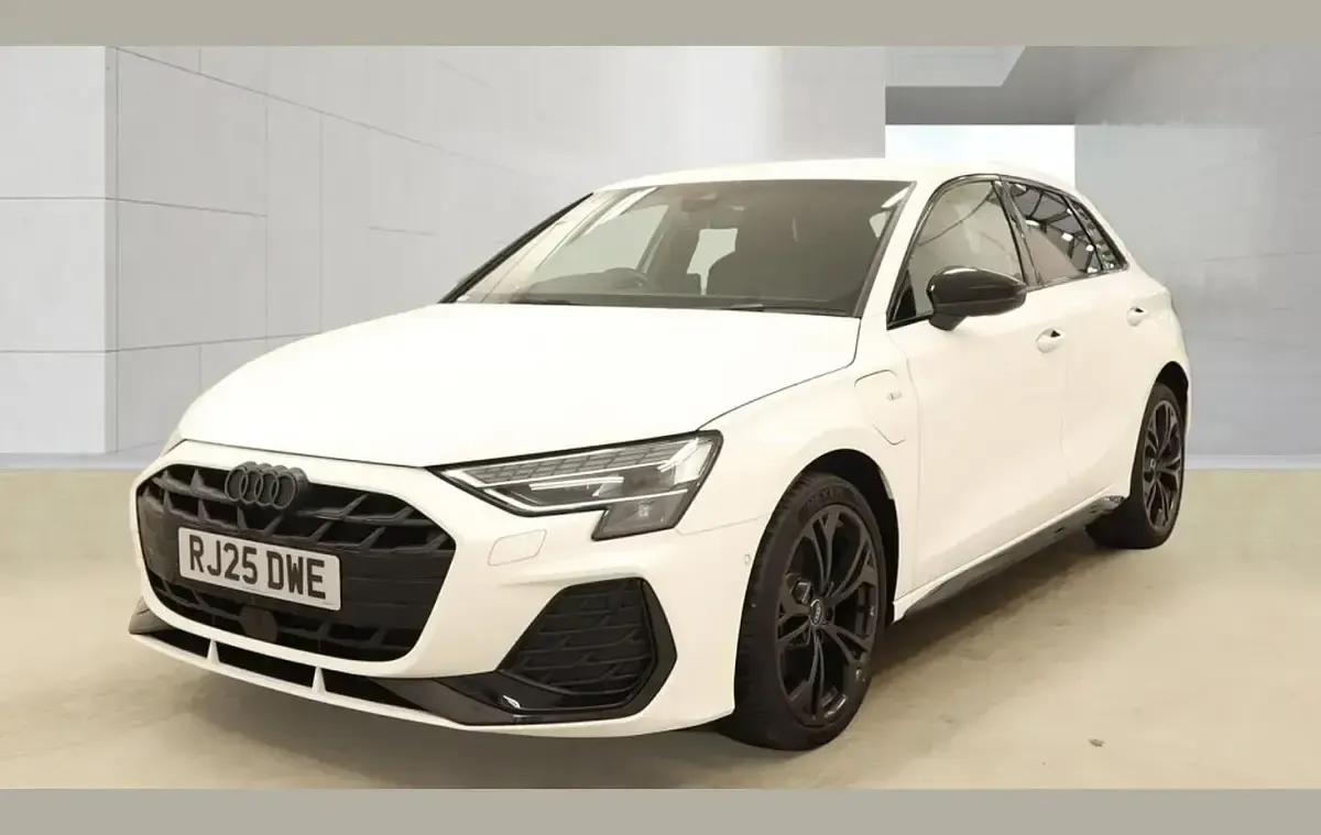 Used Audi A3 e-tron Black Edition 200 HP (147 kW) 2025 White Hatchback