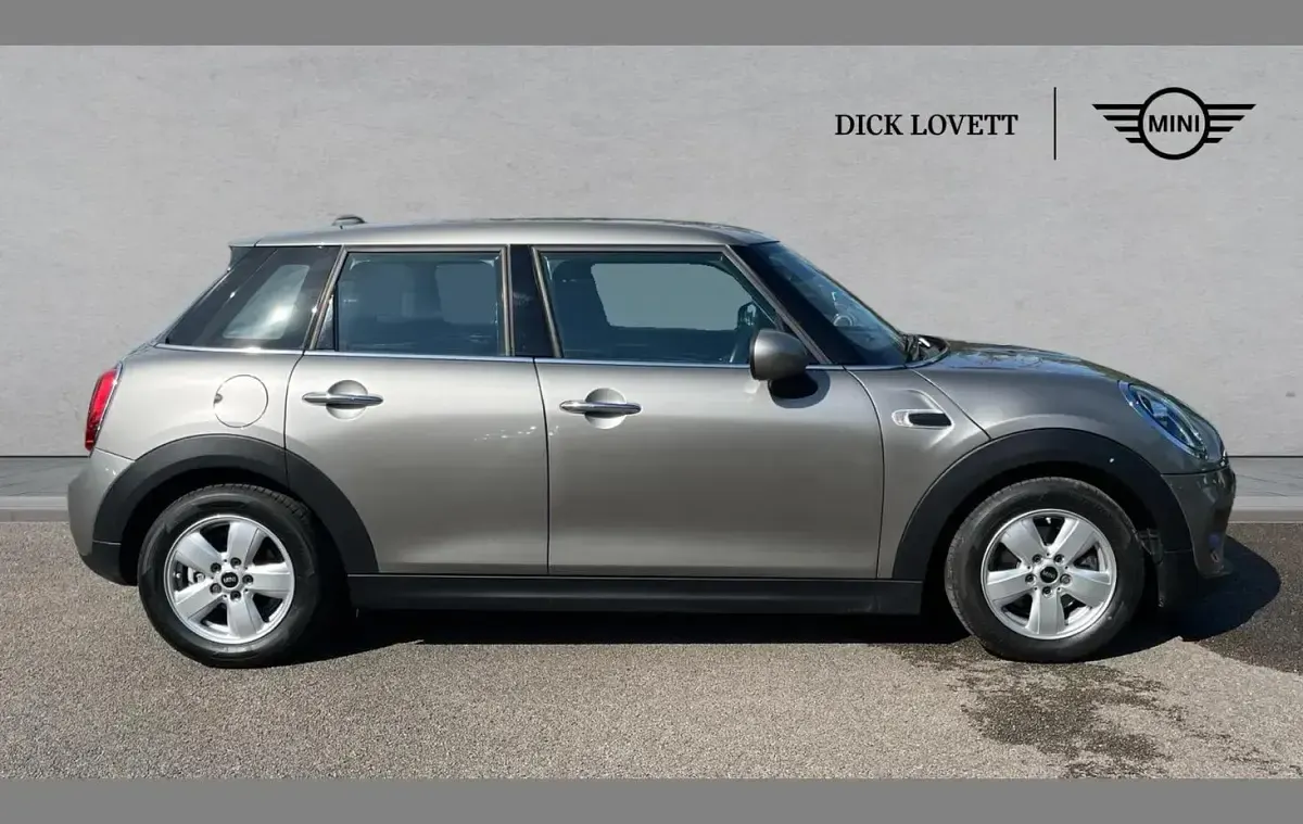 Używany Mini Cooper Classic 134 KM (98 kW) 2018 Srebrny Hatchback