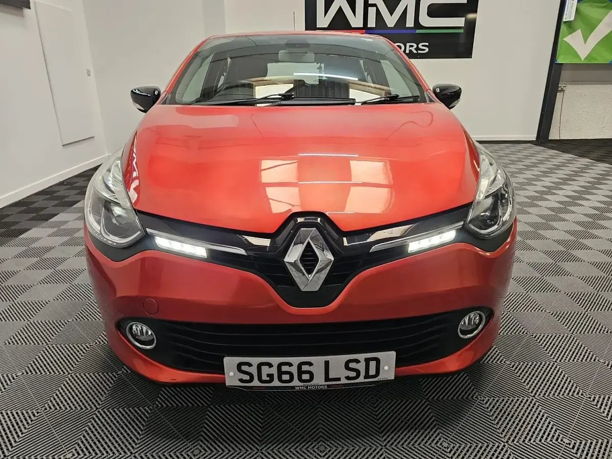 Used Renault Clio Dynamique 75 HP (55 kW) 2016 Red Hatchback