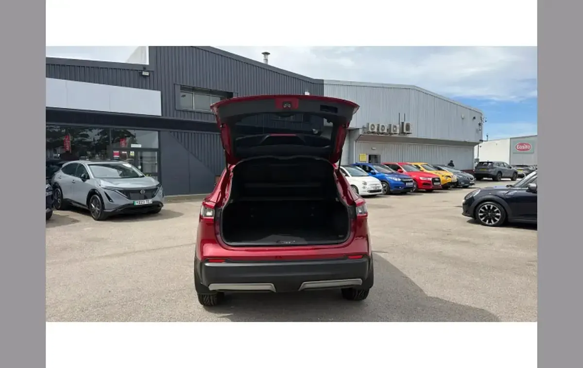 Used Nissan Qashqai N-Connecta 115 HP (84 kW) 2017 Red SUV
