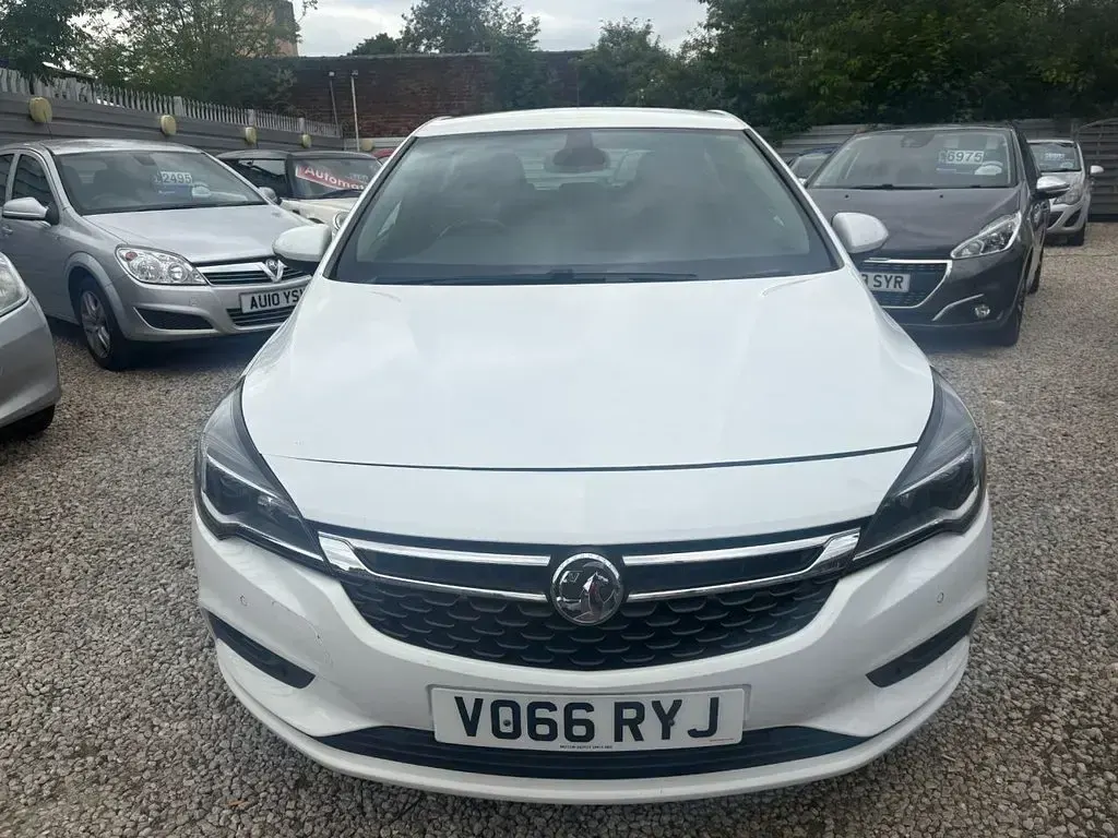 Used Vauxhall Astra Elite 136 HP (100 kW) 2017 White Hatchback