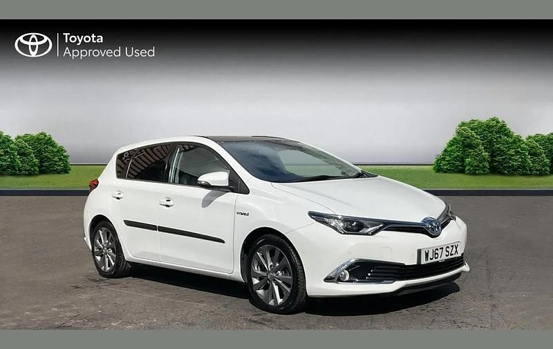 Used Toyota Auris Hybrid 136 HP (100 kW) 2017 Pure white Hatchback