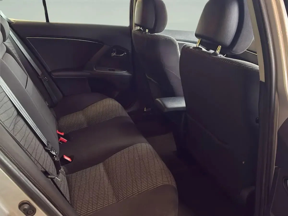 Used Toyota Avensis 147 HP (108 kW) 2011 Silver Sedan
