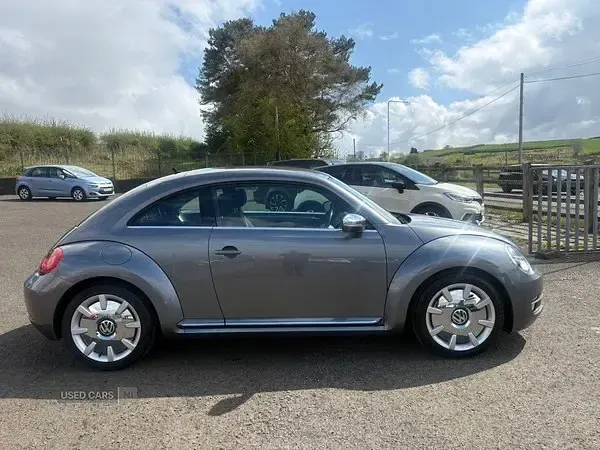 Usado VW Beetle Design 105 HP (77 kW) 2016 Cinzento Citadino