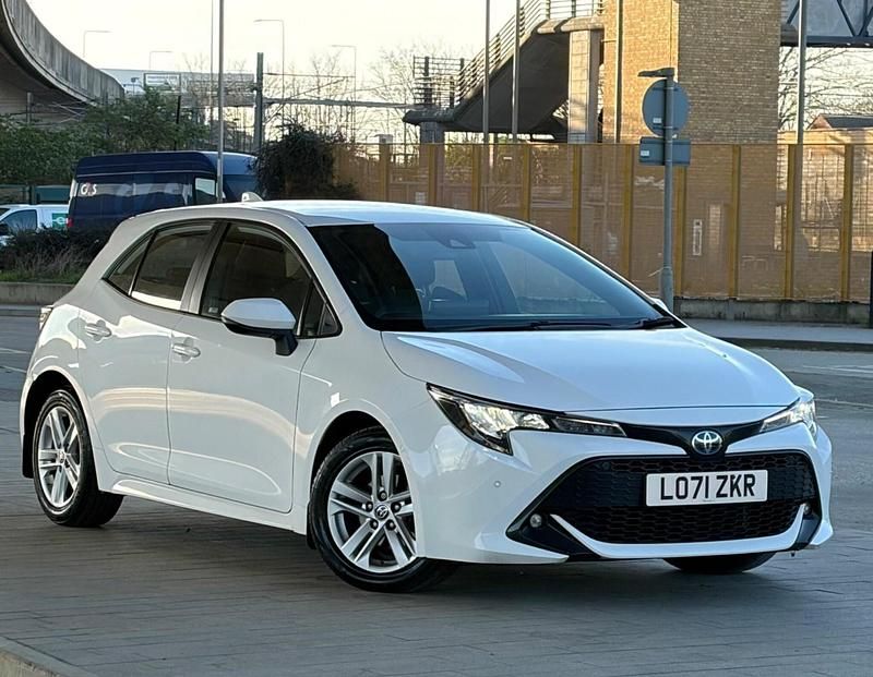 Used Toyota Corolla 122 HP (89 kW) 2022 White Hatchback