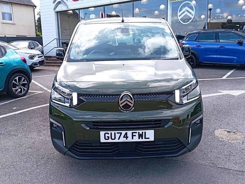 Used Citroën Berlingo PureTech 108 HP (79 kW) 2024 Green MPV