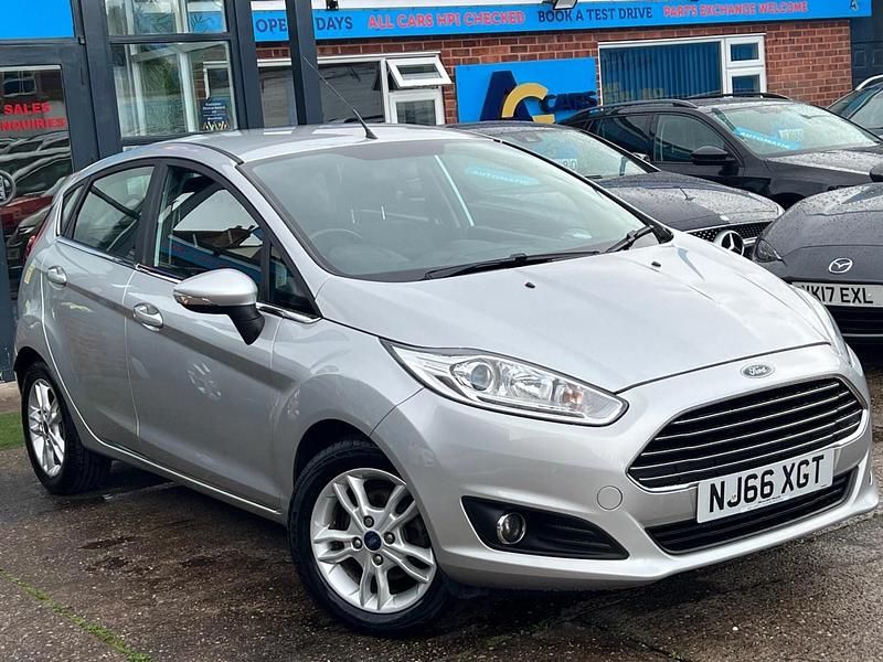 Silver Used 2016 Ford Fiesta Zetec Hatchback | £4,680 (Fair price) - Image 1/4