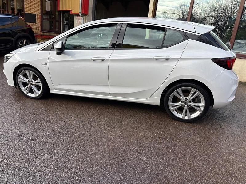 Used Vauxhall Astra SRi 150 HP (110 kW) 2017 White Hatchback