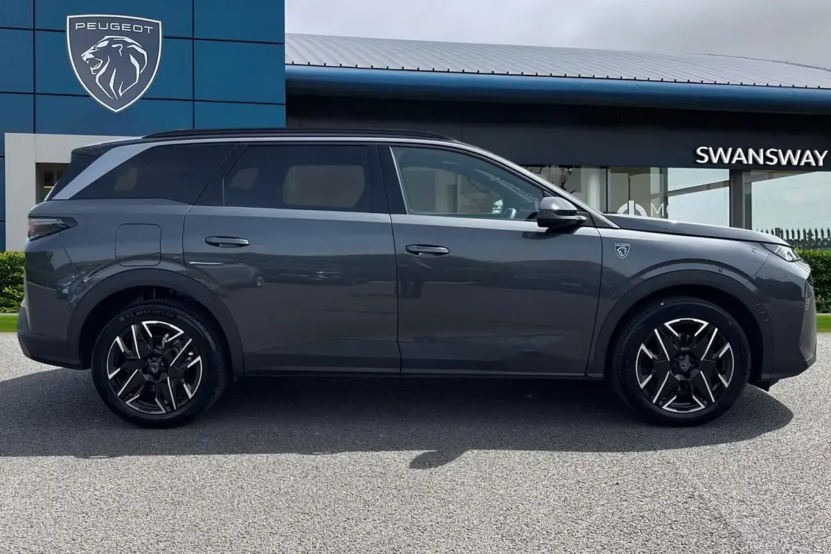 Usado Peugeot 5008 GT 134 HP (98 kW) 2025 Cinzento SUV