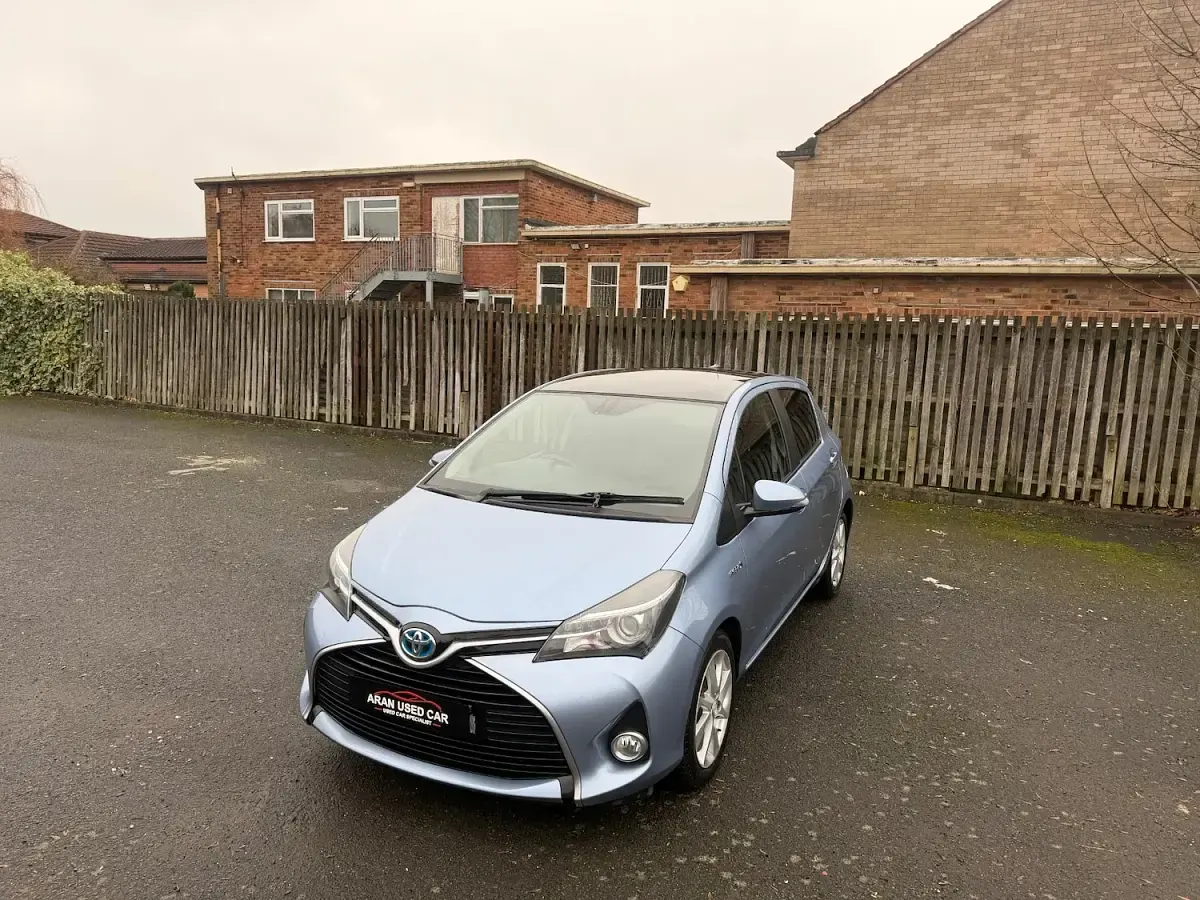 Used Toyota Yaris 100 HP (73 kW) 2016 Blue Hatchback