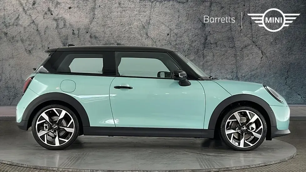 Used Mini Cooper Hatch 154 HP (113 kW) 2024 Green Hatchback