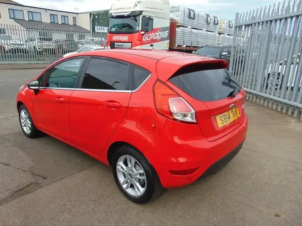 Used Ford Fiesta Zetec 75 HP (55 kW) 2014 Red Hatchback