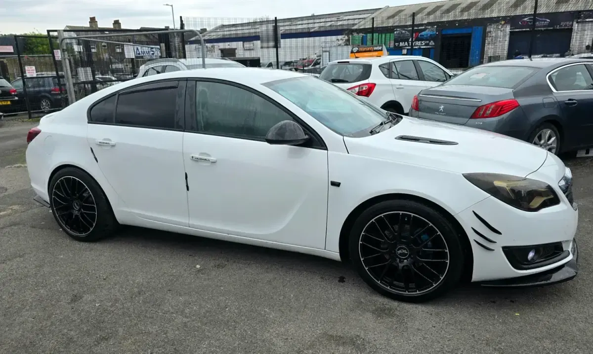Usado Vauxhall Insignia SRi 140 CV (102 kW) 2014 Blanco Utilitario