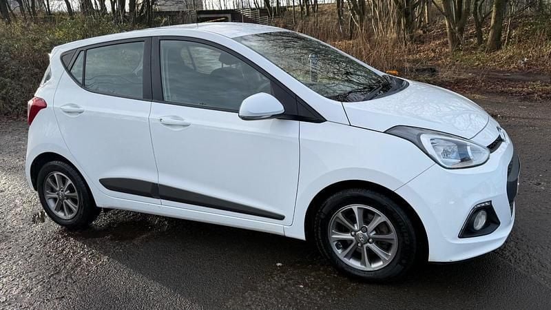 Used Hyundai i10 Premium 66 HP (48 kW) 2016 White Hatchback