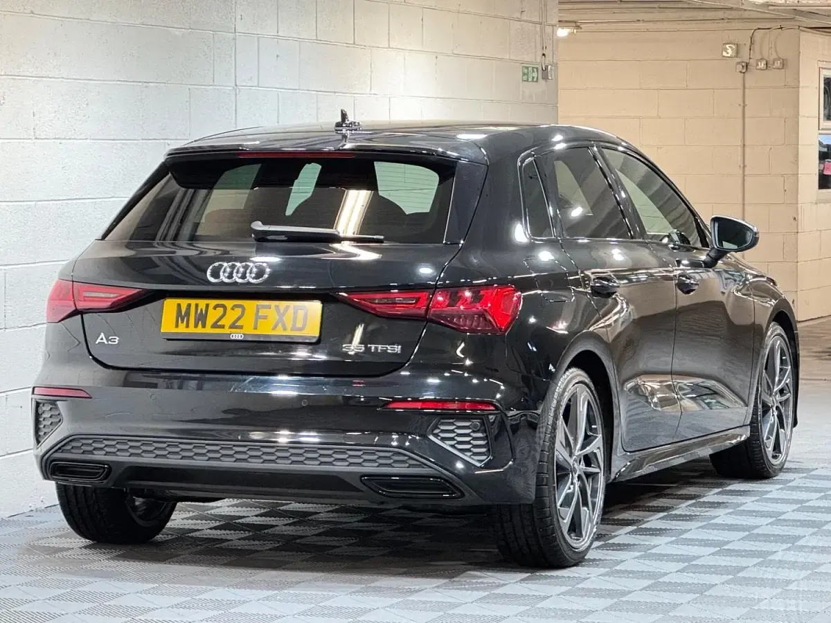 Begagnad Audi A3 Sportback Black Edition 150 HK (110 kW) 2022 Svart Halvkombi