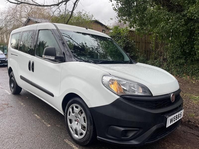 Used Fiat Doblò Active 105 HP (77 kW) 2017 White MPV