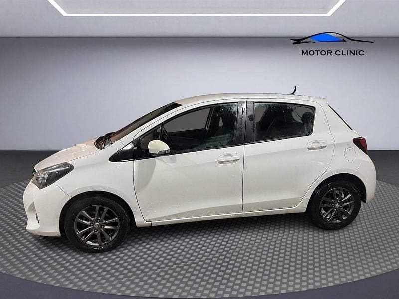 Used Toyota Yaris 90 HP (66 kW) 2014 White Hatchback