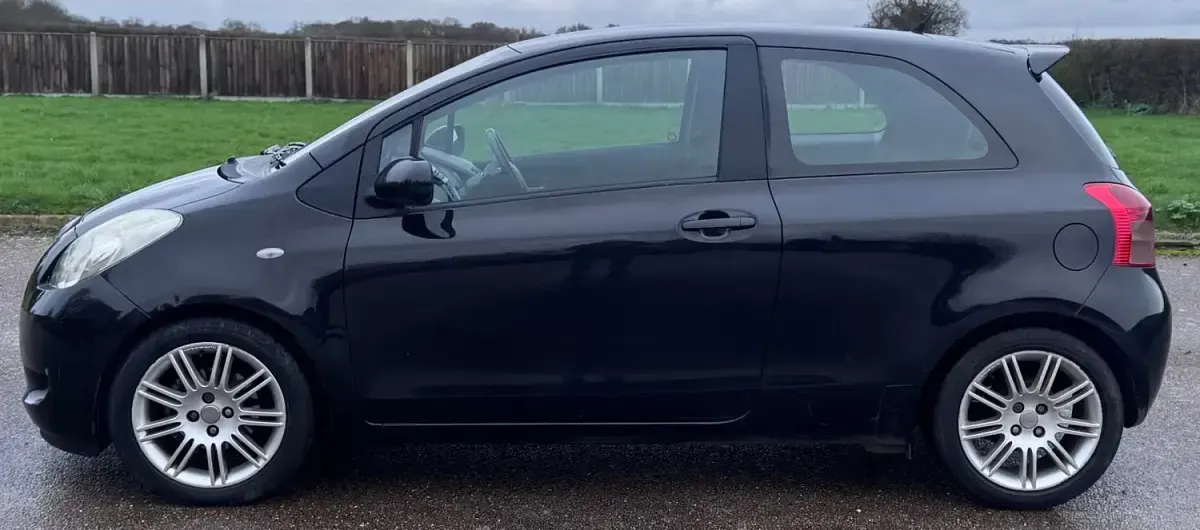 Begagnad Toyota Yaris SR 2008 Svart Halvkombi